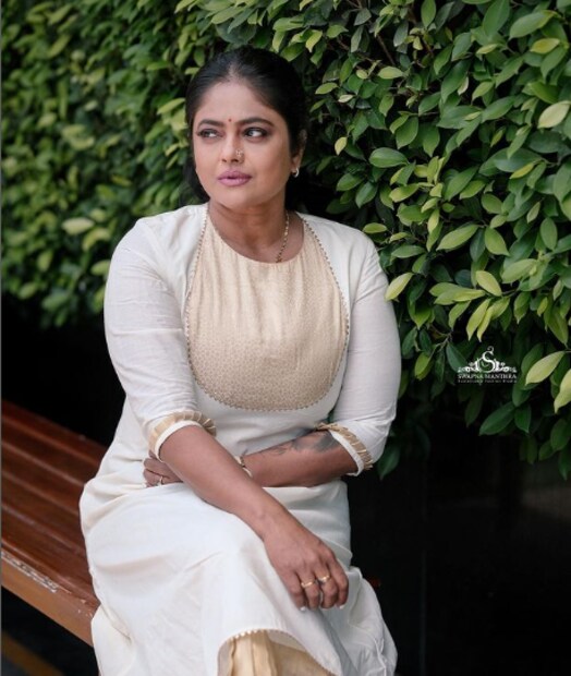  ചിത്രങ്ങൾ പങ്കുവച്ചതിന് പിന്നാലെ നിരവധി പേരാണ് രസകരമായ കമന്റുകൾ കുറിച്ചിരിക്കുന്നത്. നിങ്ങൾ നല്ല കോമ്പോ ആണെന്നും ചേച്ചിയെ ഒരുപാട് ഇഷ്ടമാണെന്നുമായിരുന്നു കൂടുതൽ കമന്റുകളും.