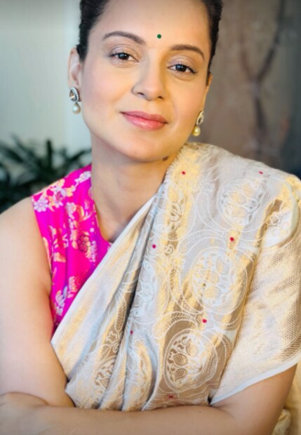  അപ്പോൾ എന്താണ് കാണിക്കാൻ ബാക്കിയുള്ളതെന്ന് എനിക്കറിയില്ല, ഇത് എനിക്ക് അവിശ്വസനീയമാണ്, ഈ രാജ്യത്തെ കാര്യങ്ങളിൽ ഞാൻ വളരെ ഖേദിക്കുന്നു. സനിമ കൃത്യസമയത്ത് തന്നെ പുറം ലോകം കാണുമെന്ന് പ്രതീക്ഷിക്കുന്നു. എമർജൻസിക്ക് വേണ്ടി പോരാടാനുമാണ് തീരുമാനം. കോടതിയെ പോലും സമീപിക്കാൻ ഞാൻ തീരുമാനിച്ചു. ഒരു വ്യക്തിയെന്ന നിലയിൽ എൻ്റെ അവകാശം സംരക്ഷിക്കാൻ. നിങ്ങൾക്ക് ചരിത്രം മാറ്റാനും ഞങ്ങളെ ഭീഷണിപ്പെടുത്താനും ഭയപ്പെടുത്താനും കഴിയില്ല. നമുക്ക് ചരിത്രം കാണിക്കണം.'- കങ്കണ റണാവത്ത് പറഞ്ഞു.