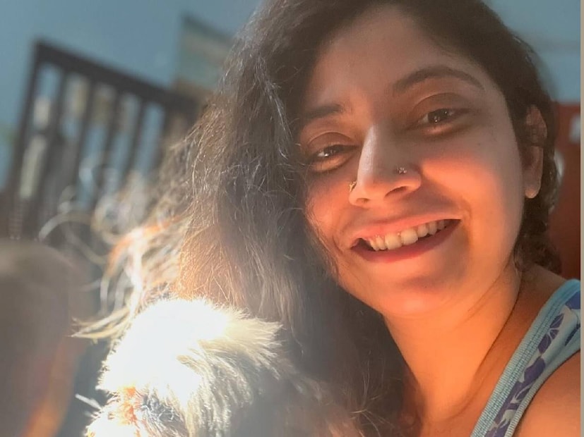 വളരെക്കാലം നീണ്ടു പോയ ലിവിങ് ടുഗെദർ ബന്ധം അവസാനിച്ചതിന് പിന്നാലെയാണ് അഭയ സൈബർ പോരാളികളുടെ ഇരയായത്. ഗോപി സുന്ദറിന്റെ ഒപ്പം വർഷങ്ങളോളം പങ്കിട്ട ജീവിതം അവസാനിച്ച വിവരം, ഗോപി മറ്റൊരു പ്രണയം പ്രഖ്യാപിച്ചതോടെയാണ് പുറംലോകം അറിഞ്ഞത്. പിന്നെ അഭയയുടെ ഓരോ പോസ്റ്റും ചിത്രവും തിരഞ്ഞുപിടിച്ചായി ആക്രമണം. ഗോപിക്കെതിരെ എവിടെയും ഒരാരോപണവും അഭയ ഉയർത്തിയില്ലെങ്കിലും, ഇന്നത്തെ ചുറ്റുപാടിൽ അഭയ താൻ നേരിട്ടത് പോലൊരു ഒരു സാഹചര്യത്തിൽ പ്രതികരിക്കുന്നു (തുടർന്ന് വായിക്കുക)