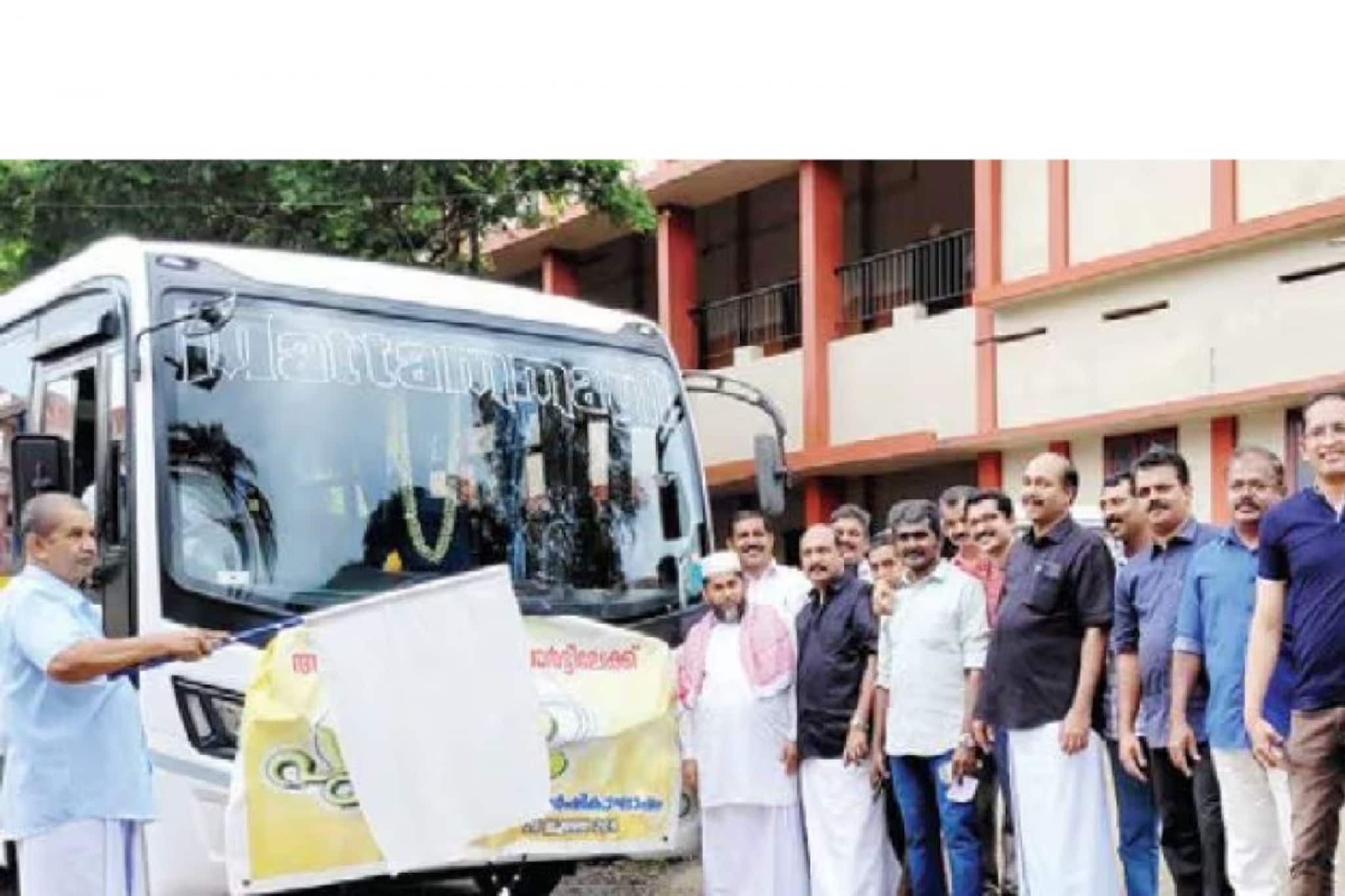 31 കൊല്ലം കഴിഞ്ഞാലെന്താ, നമ്മുക്ക് സ്കൂൾ ടൂർ പോവാം; ഹൈസ്‌കൂളിലെ മുടങ്ങിയ പഠനയാത്ര പോയി പൂർവ്വവിദ്യാർഥികൾ