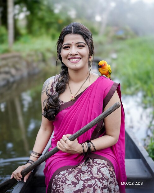  മലയാളികൾക്ക് സുപരിചിതയായ ഗായികയാണ് അമൃത സുരേഷ് ( Amrutha Suresh). അതുപോലെ സോഷ്യൽ മീഡിയയിൽ കടുത്ത സൈബർ ആക്രമണങ്ങൾ നേരിട്ട ഒരു താരം കൂടിയാണ്. നടൻ ബാലയുമായുള്ള വിവാഹമോചനത്തിന് പിന്നാലെയാണ് താരത്തിനെതിരെ സൈബർ അധിക്ഷേപങ്ങൾ ശക്തമായത്. പിന്നീട് സംഗീത സംവിധായകൻ ഗോപി സുന്ദറുമായി പ്രണയത്തിലായപ്പോഴും പ്രണയം പിരിഞ്ഞപ്പോഴുമെല്ലാം സോഷ്യൽ മീഡിയയിൽ വളരെ കടുത്ത ആക്രമണമാണ് താരം നേരിട്ടത്.