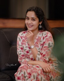 Ananya |'ഇതാരാ ഈ സുന്ദരി ? കണ്ടിട്ട് ഒരുപാടായല്ലോ !'; നടി അനന്യയുടെ ചിത്രങ്ങൾ വൈറലാകുന്നു