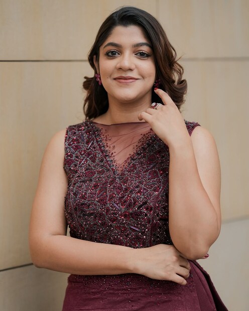  സോഷ്യൽ മീഡിയയിൽ സജീവമായ താരം ഇപ്പോൾ പങ്കുവച്ചിരിക്കുന്ന ചിത്രങ്ങൾ വൈറലാവുകയാണ് . മെറൂൺ കളർ ഗൗൺ ആണ്  താരം ധരിച്ചിരിക്കുന്നത്. ചിത്രത്തിൽ അപർണ അതീവ സുന്ദരിയായി കാണപ്പെടുന്നു.
