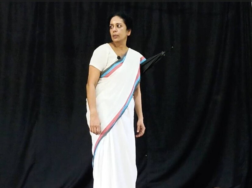  ച്ചയ്ക്ക് സമീപത്തുള്ള സ്കൂളിൽ ഹയർസെക്കൻഡറി വിഭാഗത്തിൽ ഏകാംഗ നാടകം അവതരിപ്പിക്കാൻ പോകാനുള്ള തിരക്കിലായിരുന്നു ടീച്ചർ. (Image: News18)