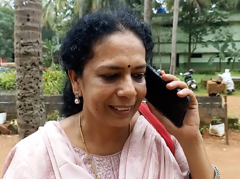  തടവ് എന്ന സിനിമയിൽ‌ ഒറ്റയ്ക്ക് ജീവിക്കുന്നൊരാള്‍ അനുഭവിക്കേണ്ടി വരുന്ന സംഘര്‍ഷങ്ങളാണ് അധ്യാപിക കൂടിയായ ബീന അഭിനയത്തിലൂടെ കാഴ്ചവെച്ചത്. (Image: News18)