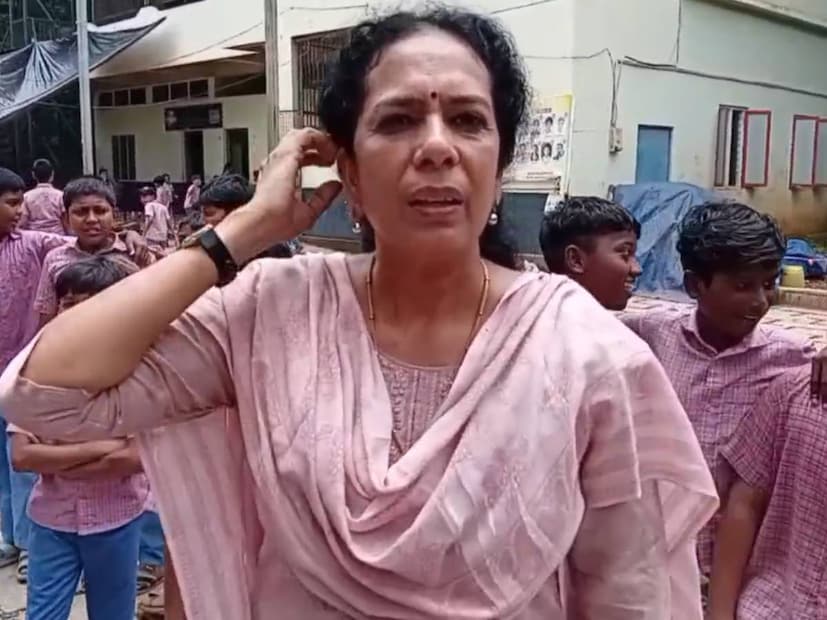  മികച്ച നടിക്കുള്ള കേരള സംസ്ഥാന പുരസ്‌കാര നിറവിൽ നിൽക്കുമ്പോഴും നാടകത്തിന് തട്ടേൽ കേറാനുള്ള തിരക്കിലാണ് ബീന ആർ ചന്ദ്രൻ എന്ന പരുതൂരുകാരുടെ ബീന ടീച്ചർ. (Image: News18)