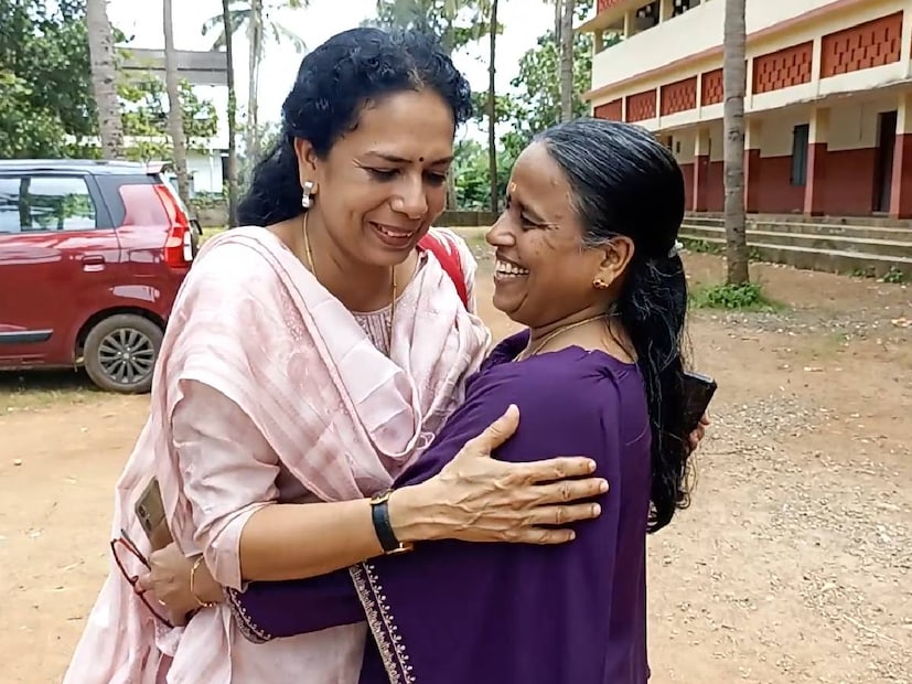  ബീന ടീച്ചർ 25 വർഷത്തിലധികമായി നാടക അഭിനയ രംഗത്ത് സജീവമാണ്. ആറങ്ങോട്ടുകര നാടക സംഘത്തിലെ അംഗമായ ബീനയുടെ ഏകാംഗ നാടകം ഏറെ ശ്രദ്ധേയമാണ്. (Image: News18)