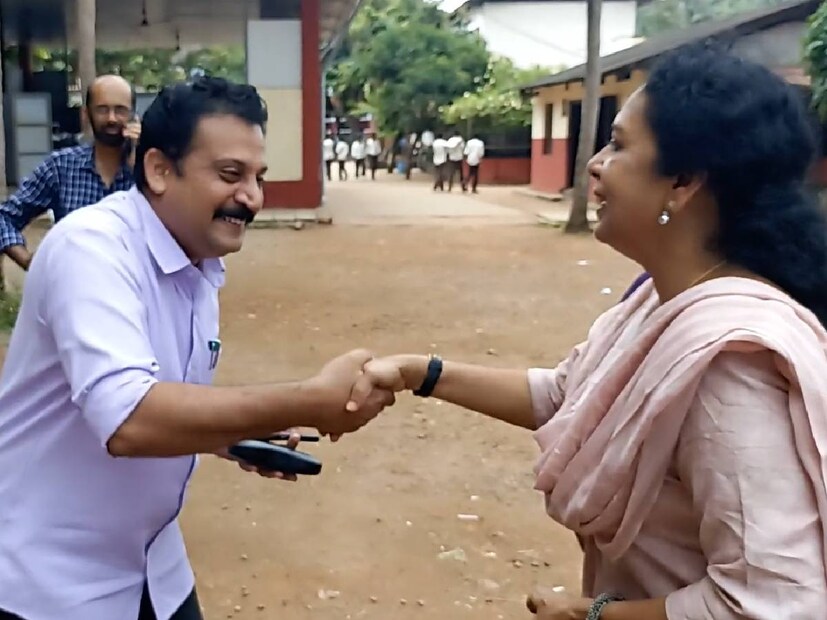  വിവരമറിഞ്ഞ സഹപ്രവർത്തകരും കുട്ടികളും തങ്ങളുടെ പ്രിയപ്പെട്ട അധ്യാപികയെ വാനോളം അഭിനന്ദിച്ചു. പ്രതീക്ഷിക്കാതെ വന്ന അംഗീകാരത്തിന്റെ വലിയ സന്തോഷത്തിലാണ് ബീന ആർ ചന്ദ്രൻ. (Image: News18)
