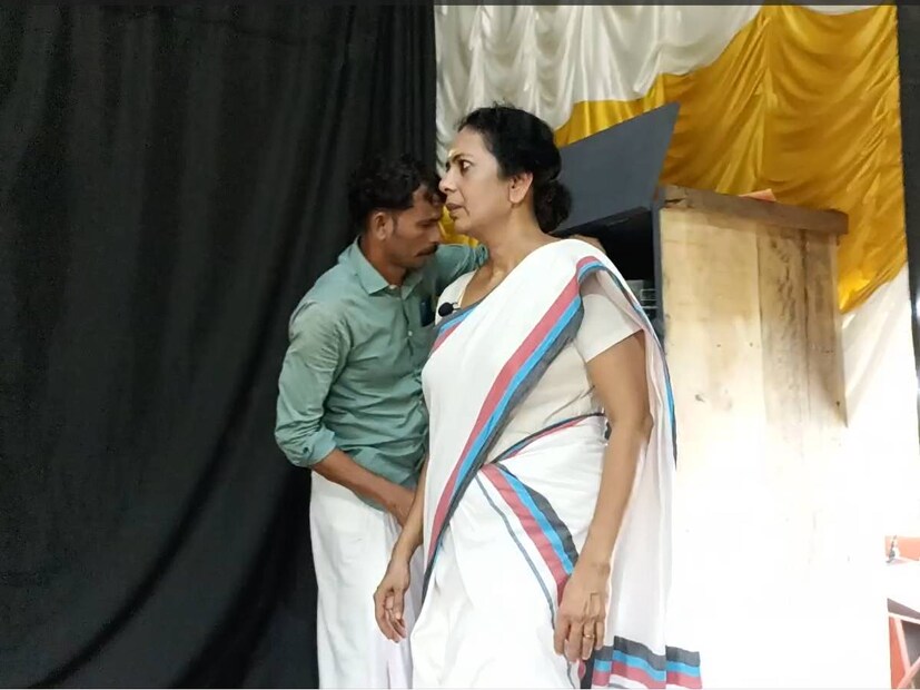  പരുതൂർ സി യു പി സ്കൂളിൽ പഠിപ്പിക്കുന്നതിനിടയിലാണ് മികച്ച നടിക്കുള്ള അവാർഡ് ലഭിച്ച വിവരം ബീന ടീച്ചർ അറിയുന്നത്. (Image: News18)