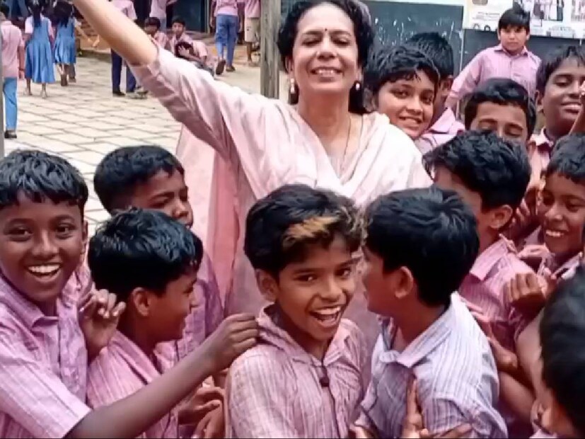  54-ാമത് സംസ്ഥാന ചലച്ചിത്ര പുരസ്കാരങ്ങള്‍ പ്രഖ്യാപിച്ചപ്പോൾ ഉർവശിക്കൊപ്പം മികച്ച നടിക്കുള്ള പുരസ്കാരം നേടിയത് ബീന ആർ ചന്ദ്രനാണ്. തടവ് എന്ന സിനിമയിലെ അഭിനയത്തിനാണ് ബീന സംസ്ഥാനത്തെ മികച്ച നടിയായി തിരഞ്ഞെടുക്കപ്പെട്ടത്. (Image: News18)