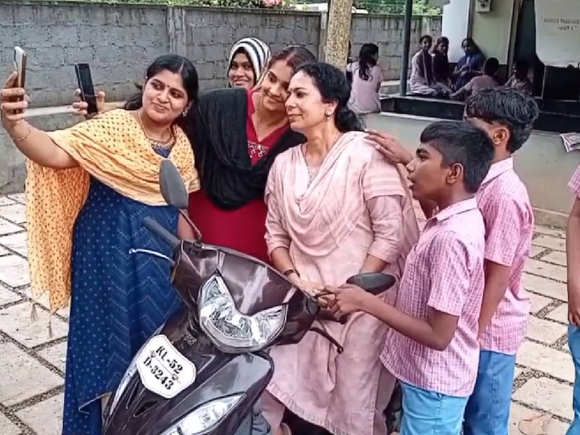  പാലക്കാട് പട്ടാമ്പി പരുതൂർ സ്വദേശിനിയാണ് ബീന ആർ ചന്ദ്രൻ. പരുതൂർ സി പി യു പി സ്കൂളിലെ അധ്യാപികയായ ബീന മലയാളം, ഇംഗ്ലീഷ് വിഷയങ്ങൾ കൈകാര്യം ചെയ്യുന്നു. (Image: News18)