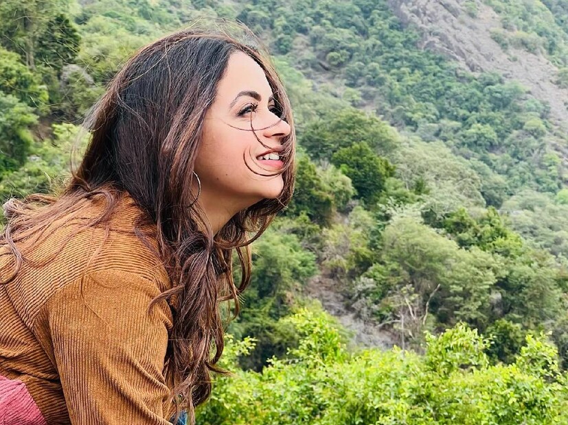 കാർത്തിക എന്ന കൗമാരക്കാരി പെൺകുട്ടിയാണ് ഭാവന എന്ന് പേര് സ്വീകരിച്ച് കമൽ സിനിമയിലൂടെ അഭിനയലോകത്തെത്തിയത്. സീനിയർ നടിയെങ്കിലും, ഇന്നും ഒരു കോളേജ് കുമാരിയുടെ വേഷം തനിക്ക് ഭംഗിയായി ഇണങ്ങും എന്നതിന്റെ ഓർമപ്പെടുത്തലാണ് ഷാജി കൈലാസ് സംവിധാനം ചെയ്ത 'ഹണ്ട്' സിനിമയിലെ പി.ജി. റസിഡന്റ് ഡോക്ടർ കീർത്തി. ഏൽപ്പിച്ച ചുമതല ഭാവന ഭംഗിയായി നിറവേറ്റിയിരിക്കുന്നു. കുറച്ചേറെക്കാലം ഭാവന എന്നാൽ ചിലർക്ക് 'തൃഷ തങ്കച്ചി' കൂടിയായിരുന്നു. ഇരുവരും തമ്മിൽ അത്രകണ്ട് മുഖസാദൃശ്യം ഇപ്പോഴുമുണ്ട്