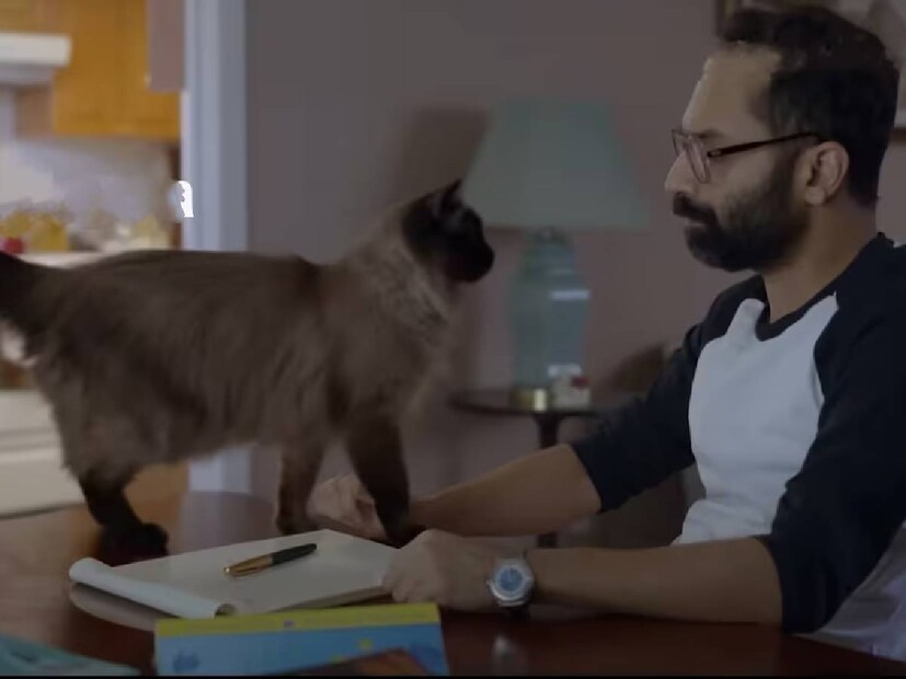 മഹേഷ് നാരായണൻ സംവിധാനം ചെയ്ത 'ഷെർലക്ക്', അമേരിക്കയിലുള്ള തൻ്റെ സഹോദരിയെ സന്ദർശിക്കുന്ന ഉന്നത വിദ്യാഭ്യാസ യോഗ്യതയുള്ള, എന്നാൽ മദ്യപാനിയായ പത്രപ്രവർത്തകനായ ബാലുവിൻ്റെ ജീവിതത്തെ ചുറ്റിപ്പറ്റിയാണ്. ബാലു തൻ്റെ സഹോദരിയുടെ പൂച്ച ഷെർലക് ഹോംസ് ഷിൻഡെയുമായി (അയാളുടെ മഹാരാഷ്ട്രക്കാരനായ അളിയൻ ജയന്ത് ഷിൻഡെയാണ് പേര് നൽകിയത്) മികച്ച മാനസികബന്ധം സൂക്ഷിക്കുന്നു. ഷെർലക്കിൽ ബാലുവായി ഫഹദ് ഫാസിൽ അഭിനയിക്കുന്നു, നദിയ മൊയ്തു സഹോദരിയുടെ വേഷത്തിൽ പ്രത്യക്ഷപ്പെടുന്നു. സയീദ് അബ്ബാസ് ആണ് സംഗീതം. സംവിധായകൻ മഹേഷ് നാരായണൻ ഛായാഗ്രഹണം നിർവ്വഹിച്ച സെഗ്‌മെൻ്റിന്റെ എഡിറ്റിംഗ് രാഹുൽ രാധാകൃഷ്ണൻ 