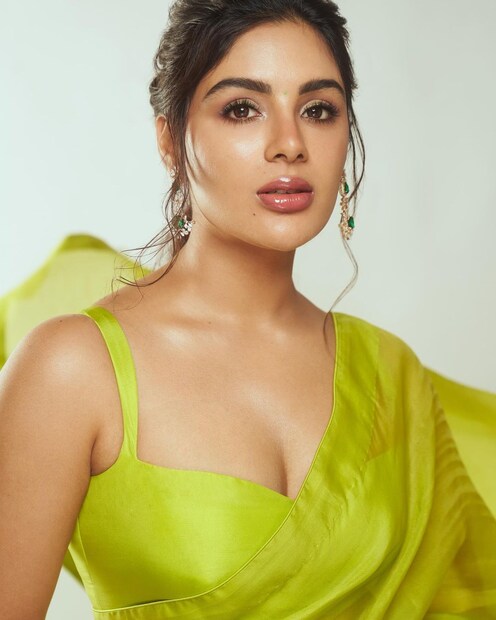  വളരെ ചുരുങ്ങിയ കാലം കൊണ്ട് തെന്നിന്ത്യന്‍ സിനിമാലോകത്ത് പ്രശസ്തമായി മാറിയ മലയാളി നടിയാണ് സംയുക്ത. 2016ല്‍ പോപ്കോണ്‍ എന്ന സിനിമയിലൂടെ അരങ്ങേറ്റം കുറിച്ച താരം തീവണ്ടിയിലെ ടോവിനോ തോമസിന്‍റെ നായിക വേഷത്തിലൂടെയാണ് ശ്രദ്ധിക്കപ്പെട്ടത്.