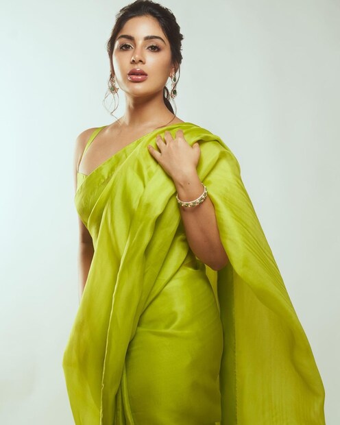  സംയുക്തയുടെത് അപ്സര സൗന്ദര്യമെന്നാണ് ആരാധകരിൽ ചിലർ കമന്റ് ചെയുന്നത് .തെലുങ്കിലും കന്നഡയിലുമായി നിരവധി ചിത്രങ്ങളുമായി തിരക്കിലാണ് താരം ഇപ്പോൾ.