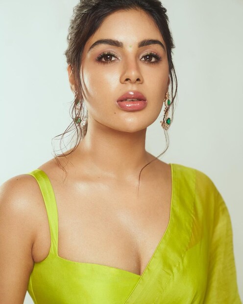  "Give me fresh flowers and an old love "എന്ന തലക്കെട്ടോടെ പങ്കുവച്ച ചിത്രങ്ങൾ നിമിഷങ്ങൾക്കകം തന്നെ ലക്ഷകണക്കിന് ആരാധകർ കണ്ടുകഴിഞ്ഞു .