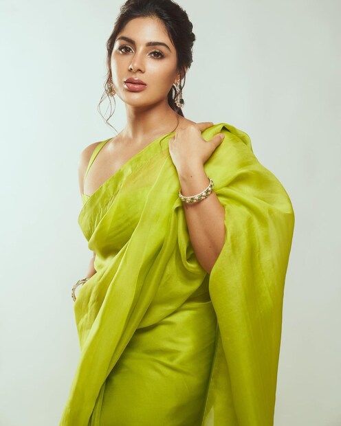 മലയാളത്തില്‍ ഹിറ്റായ അയ്യപ്പനും കോശിയും സിനിമയുടെ തെലുങ്ക് റീമേക്കായ ഭീംല നായിക്കിലൂചടെ തെലുങ്ക് അരങ്ങേറ്റം നടത്തിയ സംയുക്ത പിന്നീട് ധനുഷിന്‍റെ വാത്തി എന്ന ചിത്രത്തിലൂടെ തമിഴിലും തരംഗമായി.