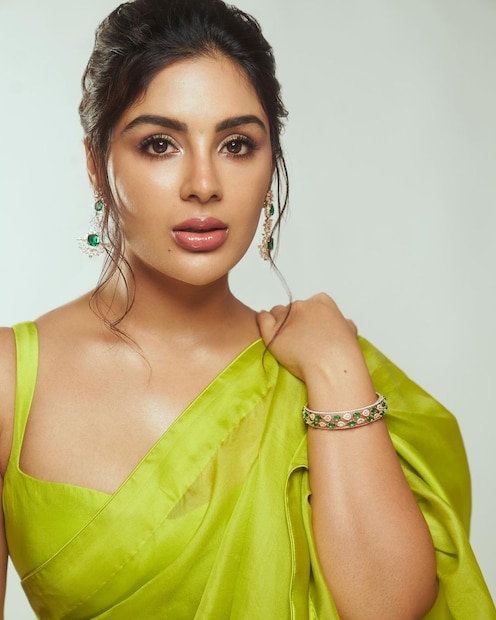  സിനിമയിലെ പ്രകടനത്തിലൂടെ മലയാളത്തിന് പുറത്തും നിരവധി ആരാധകരെ നേടിയ സംയുക്ത ഇപ്പോള്‍ തമിഴ്, തെലുങ്ക്, കന്നട ഭാഷകളിലും സജീവമാണ്.