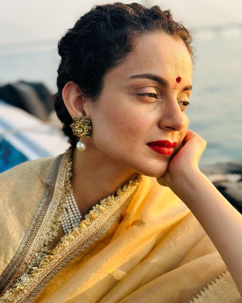  91 കോടി രൂപ ആസ്തിയുള്ള കങ്കണയ്ക്ക് 17 കോടി രൂപയുടെ കടബാധ്യത തീർക്കാൻ വീട് വിൽക്കേണ്ട ആവിശ്യം ഉണ്ടോ എന്നാണ് ആരാധകർ ചോദിക്കുന്നത്.