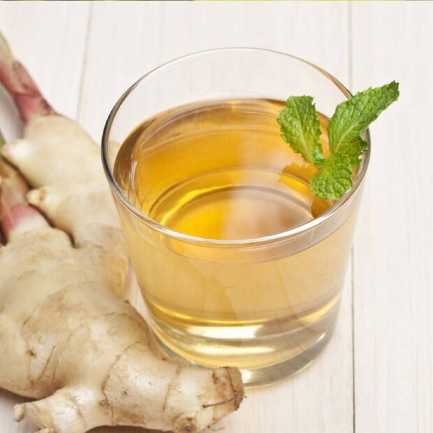  ഇഞ്ചി വെള്ളം(Ginger Water): ജിഞ്ചർ ഇട്ട് വെള്ളം ചൂടാകുന്നത് ശരീരത്തിലെ പ്രതിരോധശേഷി കൂട്ടാൻ പറ്റിയ എളുപ്പ വഴിയാണ്.ഇഞ്ചി ഇട്ട് തിളപ്പിക്കുകയോ അല്ലെക്കിൽ തിളപ്പിച്ച വെള്ളത്തിൽ ഇഞ്ചി ചേർത്ത് കുടിക്കുകയോ ചെയ്യാം.