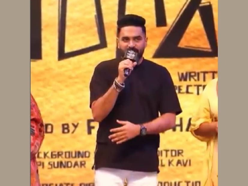 തീർത്തും മോശമായ മലയാള അശ്‌ളീല പദം ഉപയോഗിച്ച് കൊണ്ടാണ് ഇയാൾ ഗോപി സുന്ദറിന്റെ അമ്മയ്ക്ക് നേരെ ആക്രമണം അഴിച്ചുവിട്ടത്. ആ കമന്റ് സ്ക്രീൻഷോട്ട് അടിച്ച് ഗോപി തന്റെ ഫേസ്ബുക്ക് ആരാധകർക്ക് മുന്നിൽ വിട്ടുകൊടുക്കുകയായിരുന്നു. അവരിൽ ചിലർ പരാതി കൊടുക്കേണ്ടതിന്റെ ആവശ്യം ഗോപിയെ ബോധ്യപ്പെടുത്തി (തുടർന്ന് വായിക്കുക)