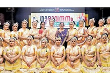 കലാമണ്ഡലം കൂത്തമ്പലത്തിൽ അഞ്ച് തലമുറകൾ ഒന്നിച്ചു നടനമാടി; ഗുരുവിനു പിറന്നാൾ സമ്മാനമായി