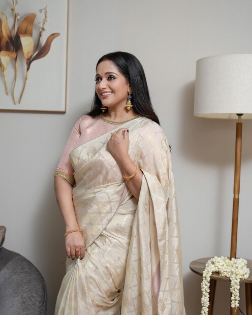  'വെളുപ്പിന്റെ ശാന്തതയിൽ മറ്റൊരു മനോഹരമായ വർഷം ആഘോഷിക്കുന്നു. എല്ലാവരും എനിക്ക് അയച്ച സ്നേഹത്തിനും അനുഗ്രഹങ്ങൾക്കും ആശംസകൾക്കും നന്ദി' എന്നാണ് കാവ്യ സോഷ്യൽ മീഡിയയിൽ കുറിച്ചത്.