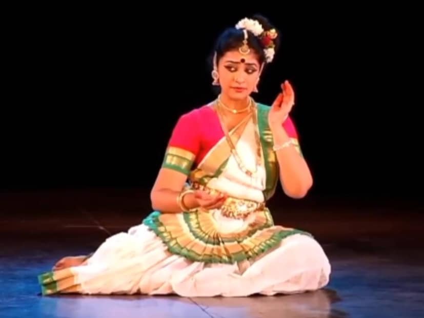  അടുത്തിടെയാണ് മേതിൽ ദേവി സിനിമാ രം​ഗത്തേക്ക് ചുവട് വെച്ചത്. ബിജു മേനോൻ നായകനാകുന്ന കഥ ഇന്ന് വരെ സംവിധാനം ചെയ്യുന്നത് വിഷ്ണു മോഹനാണ്. ദേശീയ പുരസ്കാരം നേടിയ മേപ്പടിയാനുശേഷം വിഷ്ണു മോഹൻ സംവിധാനം ചെയ്യുന്ന ചിത്രമാണിത്. ജോമോൻ ടി ജോണാണ് ക്യാമറ. എന്തുകൊണ്ടാണ് ഈ സിനിമിയിൽ അഭിനയിക്കാൻ തീരുമാനിച്ചതെന്ന് തുറന്നുപറഞ്ഞിരിക്കുകയാണ് മേതിൽ ദേവിക ഇപ്പോൾ.