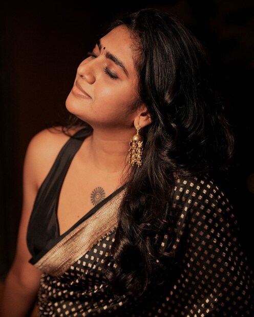  നടിയുടെ ഏറ്റവും പുതിയ ഫോട്ടോഷൂട്ട് ചിത്രങ്ങളാണ് സമൂഹമാധ്യമങ്ങളിൽ ഇപ്പോൾ വൈറലായിരിക്കുന്നത്.കറുപ്പ് കളർ സാരിയിൽ അതീവ സുന്ദരിയായി ആണ് നിമിഷ എത്തിയിരിക്കുന്നത് .