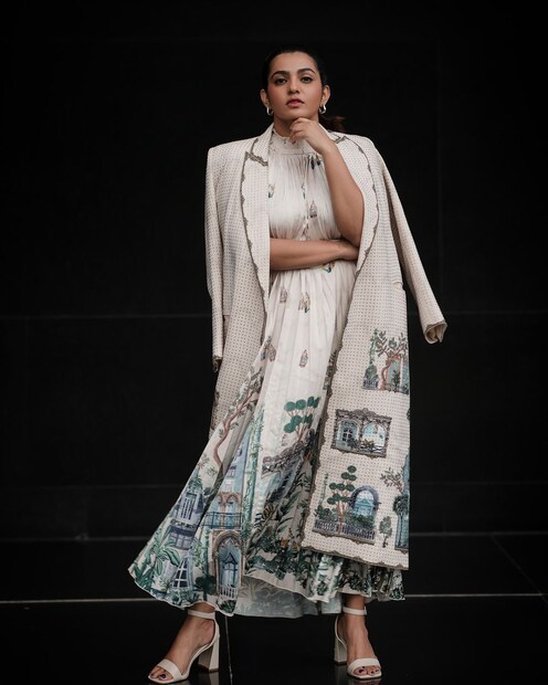  സ്റ്റൈലിഷ് ലൂക്കിലുള്ള പാർവതി തിരുവോത്താണ് ഇന്ന്  സോഷ്യൽമീഡിയയിൽ വൈറലായിക്കൊണ്ടിരിക്കുന്നത് . ഒരു വൈറ്റ് ലോങ്ങ് പ്രിന്റഡ് ജാക്കറ്റും ,ടോപ്പും അണിഞ്ഞ് അതിമനോഹരിയായാണ് താരം എത്തിയത്.