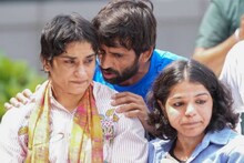 "കരയരുത് ഞങ്ങൾ കൂടെയുണ്ട്";  വിനേഷ് ഫോ​ഗട്ടിന് ആവേശോജ്ജ്വലമായ സ്വീകരണം നൽകി ജന്മനാട്