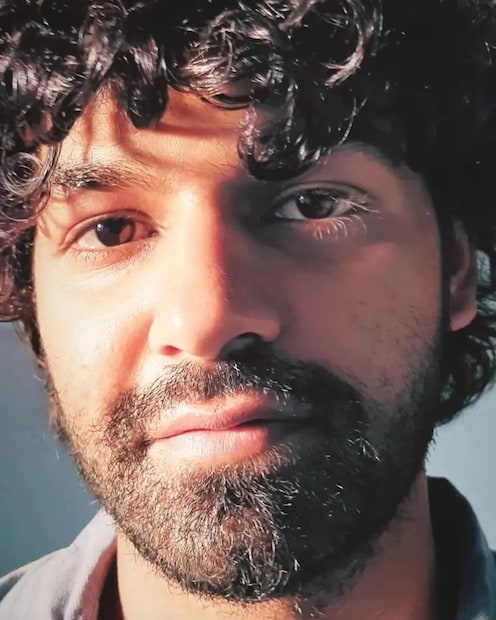 വെറുമൊരു വായനക്കാരൻ മാത്രമല്ല, പ്രണവ്. നല്ലൊരു എഴുത്തുകാരൻ എന്ന് വിളിക്കപ്പെടാൻ കൊതിക്കുന്നുണ്ട് പ്രണവ് ഇപ്പോൾ. തന്റെ കവിതാസമാഹാരം ഉടൻ വരും എന്ന് പ്രണവ് അറിയിച്ചു കഴിഞ്ഞു. അനുജത്തി വിസ്മയ ചേട്ടനും മുൻപേ സാഹിത്യകാരിയായി മാറിയിരുന്നു 