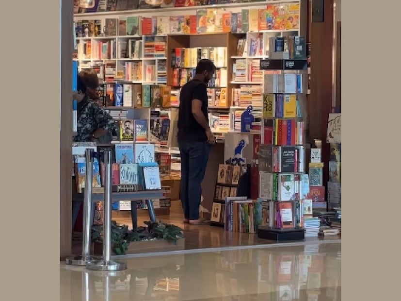 അപ്പു എന്ന് വിളിക്കുന്ന പ്രണവ് മോഹൻലാലാണ് ഇതെന്ന് മനസിലാക്കാൻ കൂടുതൽ തലപുണ്ണാക്കേണ്ട കാര്യമേയില്ല. പുറത്തെന്ന പോലെ അധികം ആളുകൂടില്ല എന്നുറപ്പുള്ളതു കൊണ്ടാകും, മാളിലെ ഒരു കടയിലാണ് പ്രണവ് പുസ്തകം അന്വേഷിച്ചിറങ്ങിയത് (തുടർന്ന് വായിക്കുക)