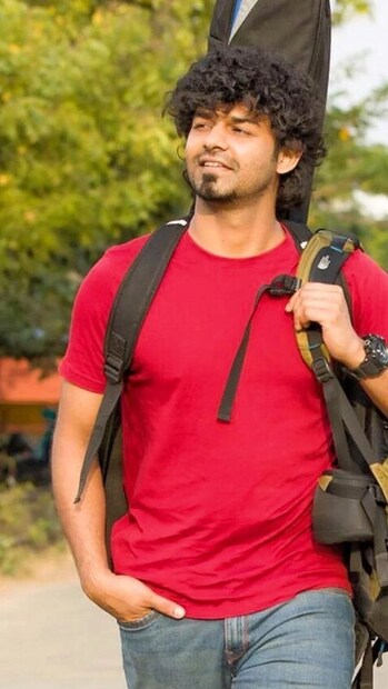 പുസ്തകശാലയിൽ ഒരാൾ പ്രണവിന്റെ ഒപ്പം സെൽഫി എടുക്കാൻ ആഗ്രഹിച്ചു കൂടിയപ്പോൾ, അയാളെ നിരാശനാകാതെ പ്രണവ് ഒരു ചിത്രത്തിന് പോസ് ചെയ്തു. ഒരിക്കൽ തന്നെക്കുറിച്ചോ, തന്റെ സിനിമയെക്കുറിച്ചോ സംസാരിക്കാൻ പ്രണവ് മോഹൻലാൽ മാധ്യമങ്ങളുടെ മുന്നിൽ വന്നിട്ടില്ല 