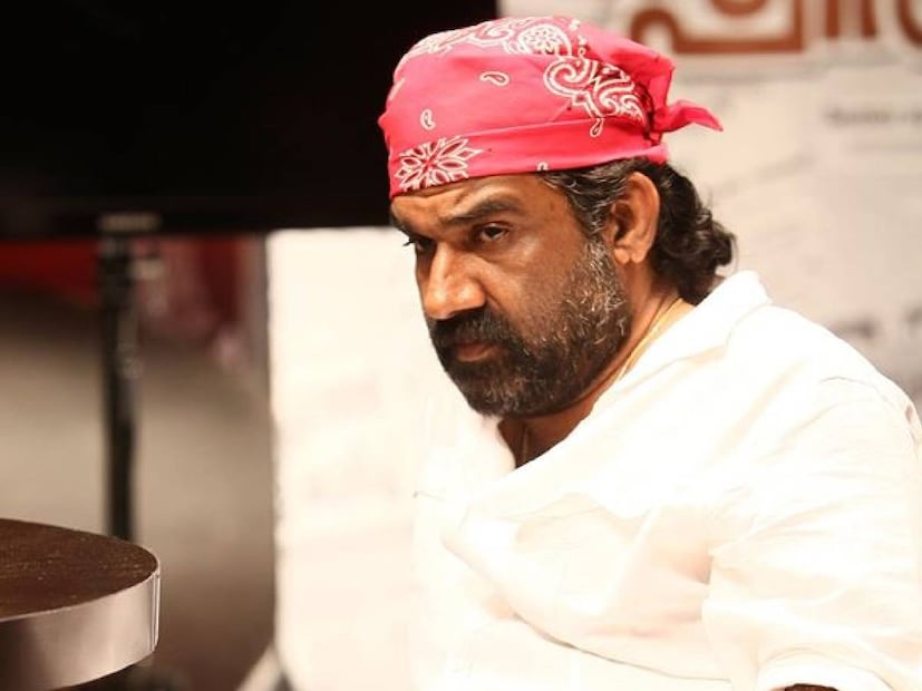 'പാലേരി മാണിക്യം: ഒരു പാതിരാക്കൊലപാതകത്തിന്റെ കഥ' എന്ന സിനിമയ്ക്ക് വേണ്ടി കാസ്റ്റിംഗ് നടക്കുന്ന സമയത്താണ് ബംഗാളി നടിക്ക് രഞ്ജിത്തിൽ നിന്നും ദുരനുഭവം ഉണ്ടായത്. ചർച്ച നടക്കുന്നതിനിടെ നടിയോടായി രഞ്ജിത്ത് വളരെ മോശം രീതിയിൽ ചില കാര്യങ്ങൾ ആവശ്യപ്പെട്ടുവെന്നും, അതിൽ ഭയന്ന് സിനിമയിൽ തുടരുന്നതിനെക്കുറിച്ച് ചിന്തിക്കാതെ നടി അവിടെ നിന്നും സ്ഥലംവിട്ടുവെന്നുമാണ് ആരോപണം ഉന്നയിച്ചത്. പാലേരി മാണിക്യം റീ-റിലീസ് നടക്കാൻ പോകുന്ന വേളയിൽ സംവിധായകനെതിരെ പരാതിയുയർന്നു എന്നുകൂടിയുണ്ട്. ശങ്കർ രാമകൃഷ്ണൻ ഉൾപ്പെടെ മറ്റു രണ്ടുപേർ കൂടി സന്നിഹിതരായിരുന്ന നേരത്തായിരുന്നു ചർച്ച