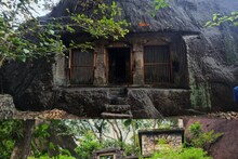 നൂറ്റാണ്ടുകൾ മുന്നേ തീർത്ത നിഗൂഢ ഗുഹാസൗന്ദര്യം; കവിയൂർ തൃക്കക്കുടി ഗുഹാക്ഷേത്രത്തിലൂടെ