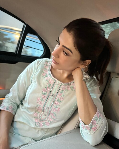 എന്നാലിപ്പോൾ സമാന്ത നായികയായ 'ശാകുന്തളം' സിനിമയുടെ നിർമാതാവിന്റെ വാക്കുകൾ വൈറലായി മാറുകയാണ്. നീലിമ ഗുണയുടെ അഭിമുഖ ശകലം വീണ്ടും ചൂടുപിടിച്ച ചർച്ചയ്ക്ക് വഴിയൊരുക്കുന്നു. ഗർഭിണിയാവാൻ കാത്തിരുന്ന സമാന്തയുമായാണോ നാഗ ചൈതന്യ വേർപിരിഞ്ഞത് എന്നാണ് ഇപ്പോൾ ഉയരുന്ന ചോദ്യം (തുടർന്ന് വായിക്കുക)