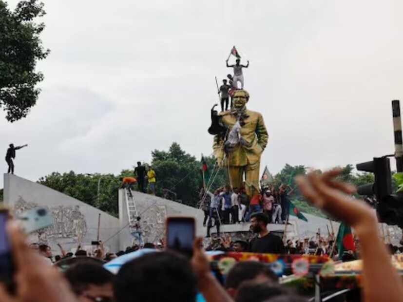 ബംഗ്ലാദേശ് പ്രധാനമന്ത്രി പദം രാജിവെച്ച് ഷെയ്ഖ് ഹസീന നാടുവിട്ടതിന് പിന്നാലെ അവരുടെ ധാക്കയിലെ ഔദ്യോഗിക വസതി കൊള്ളയടിച്ച കലാപകാരികളുടെ ചിത്രങ്ങളാണ് ഇപ്പോൾ സോഷ്യൽ ലോകത്ത് ചർച്ചയാകുന്നത്. ഹസീനയുടെ കുടുംബവും പാര്ട്ടിയുമായി ബന്ധപ്പെട്ട വസതികളിലും കലാപകാരികള് ഇരച്ചുകയറുകയായിരുന്നു. ബംഗ്ലാദേശ് പ്രധാനമന്ത്രി പദം രാജിവെച്ച് ഷെയ്ഖ് ഹസീന നാടുവിട്ടതിന് പിന്നാലെ അവരുടെ ധാക്കയിലെ ഔദ്യോഗിക വസതി കൊള്ളയടിച്ച കലാപകാരികളുടെ ചിത്രങ്ങളാണ് ഇപ്പോൾ സോഷ്യൽ ലോകത്ത് ചർച്ചയാകുന്നത്. ഹസീനയുടെ കുടുംബവും പാര്ട്ടിയുമായി ബന്ധപ്പെട്ട വസതികളിലും കലാപകാരികള് ഇരച്ചുകയറുകയായിരുന്നു.