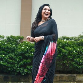 Sujatha Mohan | 'കറുപ്പഴകിൽ 'സിമ്പിൾ സാരി ലുക്കിൽ സുജാത