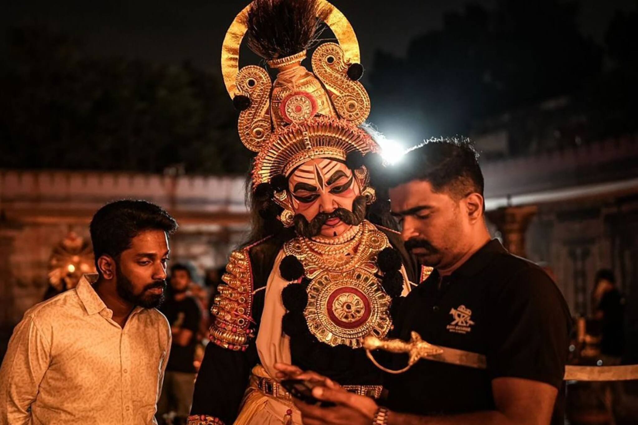 'കെ.ജി.എഫ്', 'സലാർ' എന്നിവയുടെ സം​ഗീത സംവിധായകൻ രവി ബസ്രൂരും ഓംകാർ മൂവീസും ചേർന്ന് ഒരുക്കുന്ന ചിത്രം 'വീര ചന്ദ്രഹാസ