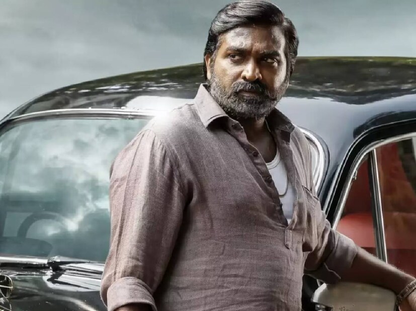  ആദ്യ ഏഴു സീസണിലും ഷോ അവതരിപ്പിച്ച ഉലഗനായയകന്‍ കമല്‍ഹാസന്‍ തന്റെ തിരക്കുകൾ കാരണം ഒരു ഇടവേള എടുത്തതിനെ തുടര്‍ന്ന് മക്കള്‍ സെല്‍വന്‍ വിജയ് സേതുപതിയാണ് ബിഗ് ബോസ് തമിഴ് ഇത്തവണത്തെ ഹോസ്റ്റിംഗ് ചുമതലകൾ ഏറ്റെടുത്തിരിക്കുന്നത്. വിജയ് സേതുപതിയുടെ പ്രമോയും പുറത്ത് വന്നിട്ടുണ്ട്.