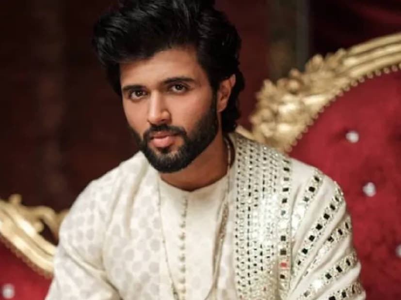  താരത്തെക്കുറിച്ചുള്ള രസകരമായ ഒരു വാർത്തയാണ് ഇപ്പോൾ ശ്രദ്ധേയമാകുന്നത്. കുട്ടിക്കാലത്തെ വൃകൃതിപ്പയ്യനായ വിജയ് ദേവരക്കൊണ്ടയെ റൗഡി എന്ന ഇരട്ടപ്പേരിട്ടായിരുന്നു മാതാപിതാക്കൾ വിളിച്ചിരുന്നതെന്ന് താരം വ്യക്തമാക്കിയതായി താരവുമായി അടുത്ത വൃത്തങ്ങൾ വെളിപ്പെടുത്തുന്നു. കുട്ടിക്കാലത്ത് സ്കൂളിലും മറ്റും കാണിച്ച വികൃതിത്തരങ്ങൾ കൊണ്ടാണ് ഇത്തരത്തിൽ ഒരു ഇരട്ടപ്പേര് തനിക്ക് മാതാപിതാക്കൾ ചാർത്തിത്തന്നതെന്നും താരം വ്യക്തമാക്കിയതായി പറയുന്നു.
