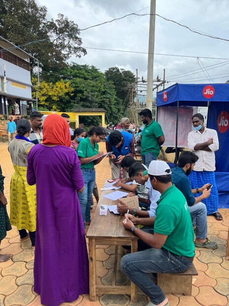  വയനാട് മണ്ണിടിച്ചിലിൽ വീടും വസ്തുവകകളും നഷ്ടപ്പെട്ടവർക്ക് സൗജന്യ ജിയോ ഭാരത് ഫോണുകൾ നൽകുന്ന പദ്ധതിക്ക് റിലയൻസ് ഫൗണ്ടേഷൻ തുടക്കമിട്ടു.