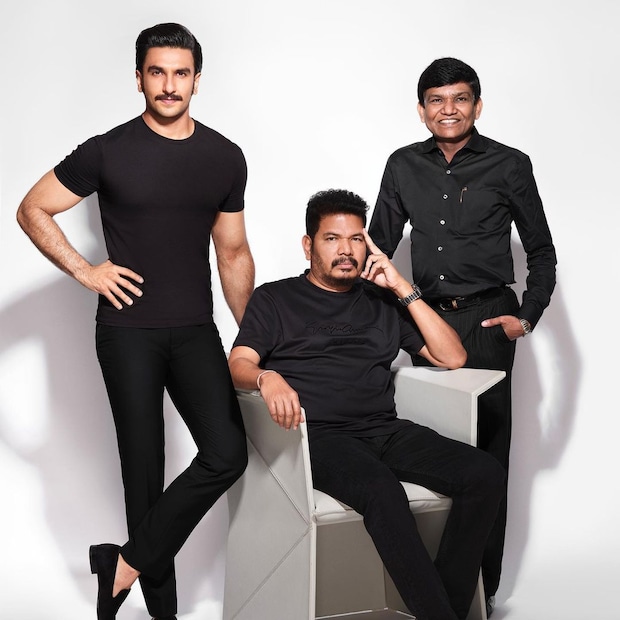  അതേസമയം രൺവീറിനെ നായകനാക്കി അന്യൻ റീമേക്ക് ഒരുക്കുന്നതിനെ വിക്രം സ്വാഗതം ചെയ്യുകയും ചെയ്തു.രൺവീർ തന്റെ നല്ലൊരു അനിയനാണെന്നും ഒരു താരമെന്ന നിലയിലും തനിക്ക് അദ്ദേഹത്തെ ഇഷ്ടമായതു കൊണ്ടും രൺവീർ അഭിനയിക്കുന്ന പതിപ്പ് കാണാൻ ആഗ്രഹമുണ്ടെന്നും വിക്രം പറഞ്ഞു. അത് കാണാൻ രസകരമായിരിക്കുമെന്നും താരം കൂട്ടിച്ചേർത്തു.