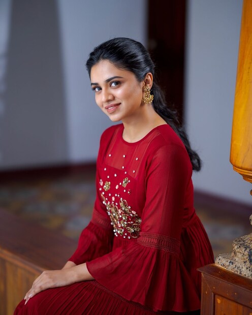  കവ്യാമാധവന്റെ ലക്ഷ്യയുടെ മോഡൽ ആയാണ് മീനാക്ഷി എത്തിയിരിക്കുന്നത്. ഈ ഫോട്ടോയ്ക്ക് മ‍ഞ്ജു വാര്യരും ലൈക്ക് ചെയ്തിട്ടുണ്ട്. മഞ്ജു വാര്യരുടെ ലൈക്ക് തന്നെയാണ് ഇപ്പോൾ‌ സോഷ്യൽ മീഡിയയിലെ ചർ‌ച്ച.കാവ്യയുടെ സ്ഥാപനത്തിന്റെ മോഡാലായി മീനൂട്ടി എത്തിയപ്പോൾ മ‍ഞ്ജു അതാെന്നും നോക്കാതെ ലൈക്കടിച്ചല്ലോ എന്നാണ ആരാധകർ പറയുന്നത്.