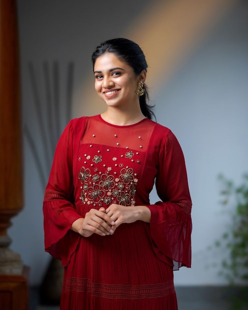  നിരവധി കമന്റുകളാണ് ഈ ഫോട്ടോയ്ക്ക് വന്നുകൊണ്ടിരിക്കുന്നത്. മഞ്ജുവിനൊപ്പം ഉള്ള ഫോട്ടോ കാണാൻ ആ​ഗ്രഹിക്കുന്നുവെന്നും ആരാധകർ പറയുന്നു.കാവ്യ മാധവനൊപ്പമുള്ള മീനാക്ഷിയുടെ ഫോട്ടോകൾ കാണാറുണ്ടെങ്കിലും മഞ്ജുവിനൊപ്പം മീനൂട്ടിയുടെ ഫോട്ടോകളൊന്നും കാണാറില്ല.