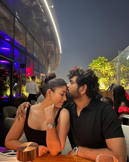  നയൻതാര നായികയാകുന്ന പുതിയ റൊമാന്റിക് ചിത്രത്തിന്റെ ചിത്രീകരണം പുരോഗമിക്കുകയാണ് . സംവിധാനം നിര്‍വഹിക്കുന്ന വിഷ്‍ണു ഇടവനാണ്. നായകനായി എത്തുന്ന കവിനാണ്. ചിത്രത്തിന്റെ ലൊക്കേഷനില്‍ പെണ്‍കുട്ടിക്കൊപ്പമുള്ള നയൻതാരയുടെ ഫോട്ടോ ഏറെ ചർച്ചയായിരുന്നു .