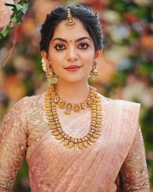  അഹാന കൃഷ്ണ നായികയായെത്തിയ ‘ലൂക്ക’യുടെ ഛായാഗ്രാഹകൻ നിമിഷായിരുന്നു. റോഷാക്, കുറുപ്പ്, കിങ് ഓഫ് കൊത്ത തുടങ്ങിയ സിനിമകളുടെ ഛായാഗ്രാഹകനാണ് നിമിഷ് രവി.