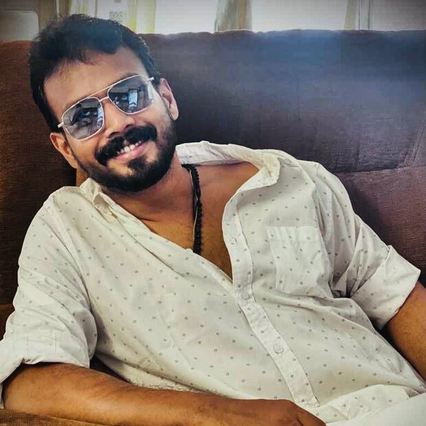 നടൻ വിദേശത്തു വച്ച് പീഡിപ്പിച്ചു എന്ന് യുവതി ആരോപിച്ച ദിവസങ്ങളിൽ, നിവിൻ പോളി വിനീത് ശ്രീനിവാസൻ സംവിധാനം ചെയ്ത് പ്രണവ് മോഹൻലാലും ധ്യാൻ ശ്രീനിവാസനും നായകന്മാരായ വർഷങ്ങൾക്ക് ശേഷം എന്ന സിനിമയുടെ ഷൂട്ടിങ്ങിന്റെ ഭാഗമായിരുന്നു. 2023 ഡിസംബർ 14ന് സിനിമയുടെ സെറ്റിൽ ഉണ്ടായിരുന്ന നിവിൻ പോളി പിറ്റേദിവസം, അതായത് ഡിസംബർ 15ന്, പുലർച്ചെ മൂന്ന് മണി വരെ വിനീത് ശ്രീനിവാസനോടൊപ്പം ഉണ്ടായിരുന്നു എന്നായിരുന്നു അദ്ദേഹം സമർത്ഥിച്ചത്. ഇതിന് പിൻബലം കൂട്ടുകയാണ് ഭഗത് മാനുവൽ പോസ്റ്റ് ചെയ്ത ചിത്രം (തുടർന്ന് വായിക്കുക)