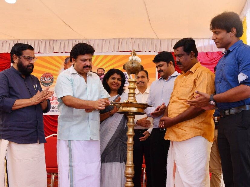  'വെറുംവാക്ക് പറയാറില്ലാ, ചെയ്യുവാൻ പറ്റുന്ന കാര്യമേ പറയൂ. പറയുന്ന കാര്യം ചെയ്യും. KSRTC ഡ്രൈവിംഗ് സ്‌കൂൾ ആരംഭിക്കുമെന്ന് പറഞ്ഞു, ആരംഭിച്ചു. ആദ്യ ബാച്ചിന് ലൈസൻസ് വിതരണം ചെയ്യുന്നു. സപ്പോർട്ട് ചെയ്ത എല്ലാവർക്കും നന്ദി', മന്ത്രി ഫേസ്ബുക്കിൽ കുറിച്ചു.